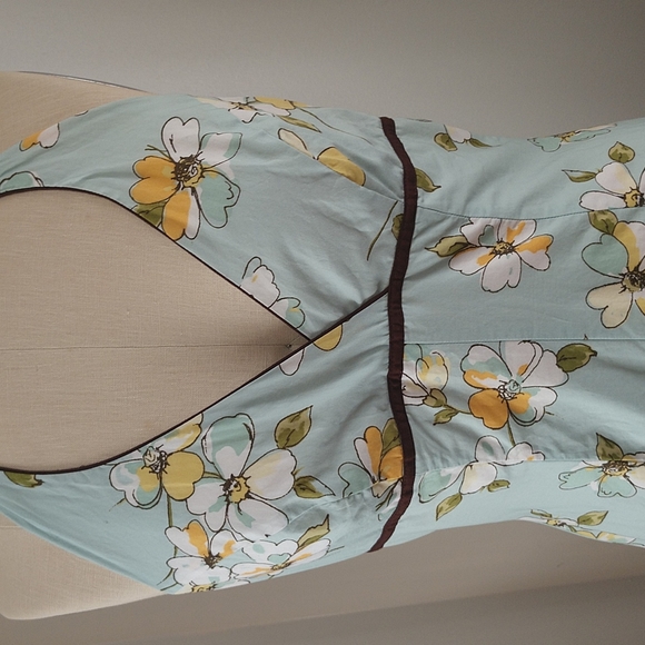 V VINTAGE RETRO Halter Dress with Crinoline Toile Hem - Picture 2 of 9